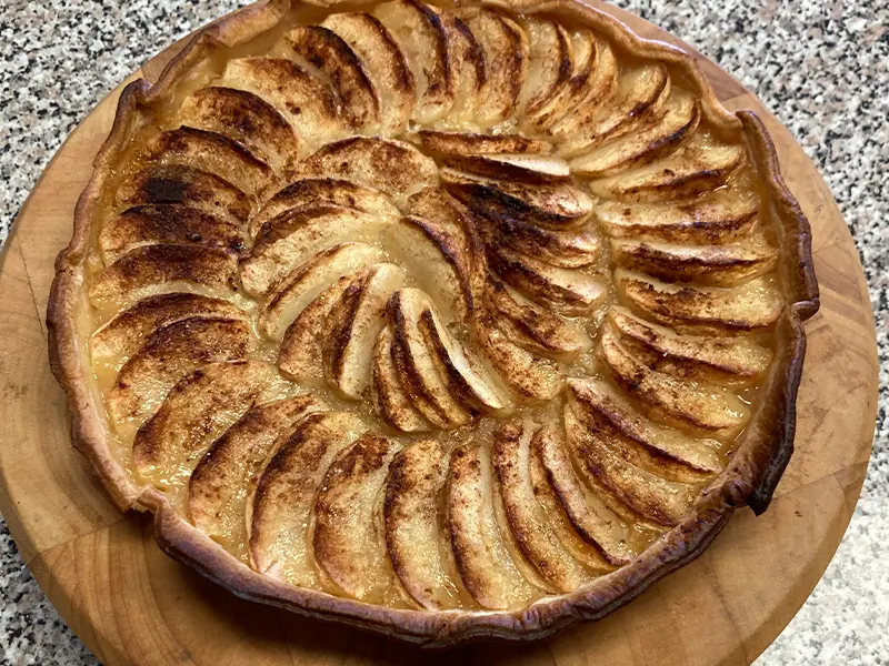 Tarte aux pommes sans oeufs rustique et dorée, prête à être dégustée