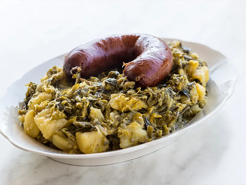 Le Papet Vaudois, saucisse aux choux sur un lit de poireaux et pommes de terre