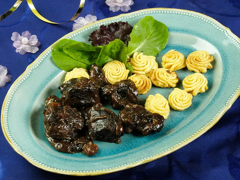 Civet de sanglier en sauce servi avec de la polenta