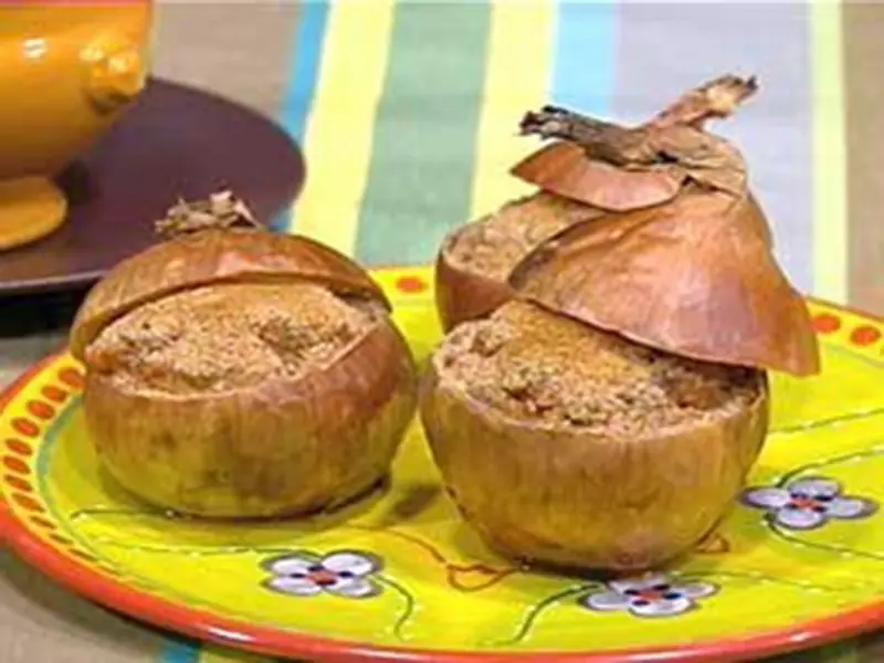 Oignons farcis au bœuf et jambon de Parme, gratinés au four dans un plat