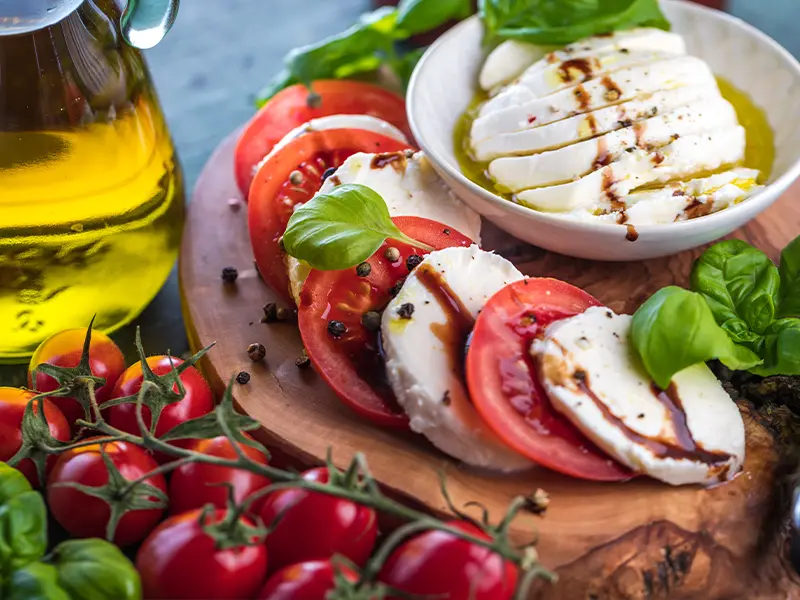 Salade de tomates et mozzarella fraîche, joliment présentée dans une assiette
